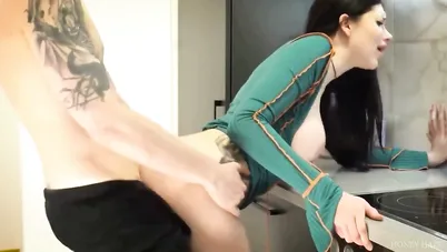 سكس مترجم ينيك امه المثيرة وهي تحضر الفطور سكس امهات محارم xnxx