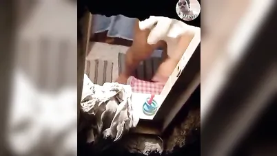 شاب مصري منحرف يتجسس على جارته وهي ملط في الحمام سكس نودز مصري