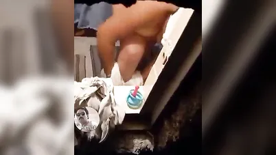 شاب مصري منحرف يتجسس على جارته وهي ملط في الحمام سكس نودز مصري