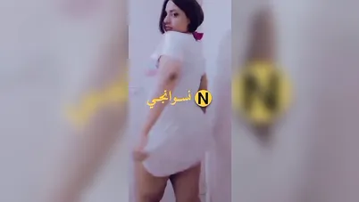 فرسة جسمها فاجر بتقلع ملط وتفرج لعشيقها جسمها اللبن سكس نودز مصري