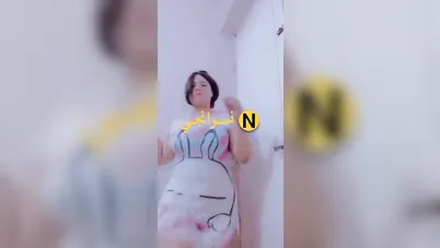 فرسة جسمها فاجر بتقلع ملط وتفرج لعشيقها جسمها اللبن سكس نودز مصري