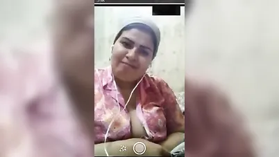 تطلع بزازها في مكالمة فيديو سكس نودز مصري