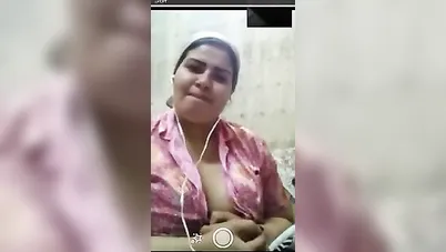 تطلع بزازها في مكالمة فيديو سكس نودز مصري