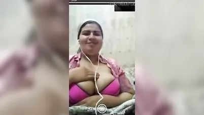 تطلع بزازها في مكالمة فيديو سكس نودز مصري