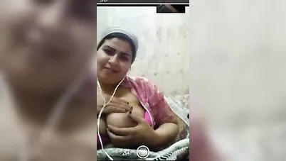 تطلع بزازها في مكالمة فيديو سكس نودز مصري