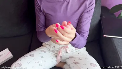 اهديت صديقتي المراهقة هزاز الكس واصبحت مدمنة عليه سكس اجنبي