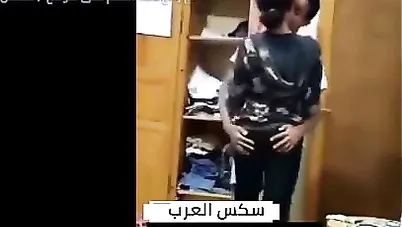 واد مصري يقفش لاخته ويبوسها وهي هايجة اوي سكس محارم مصري xnxx