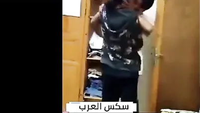 واد مصري يقفش لاخته ويبوسها وهي هايجة اوي سكس محارم مصري xnxx