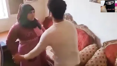 شرموطة خاينة تخون جوزها مع بتاع الأنابيب سكس مصري xnxx