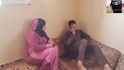 شرموطة خاينة تخون جوزها مع بتاع الأنابيب سكس مصري xnxx