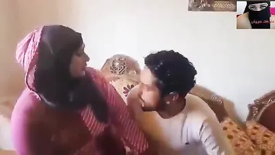 شرموطة خاينة تخون جوزها مع بتاع الأنابيب سكس مصري xnxx