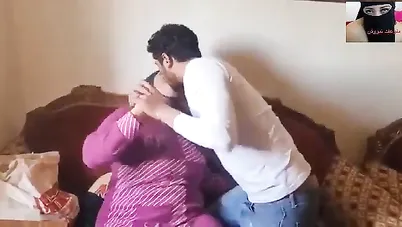 شرموطة خاينة تخون جوزها مع بتاع الأنابيب سكس مصري xnxx