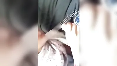 تمص زب خطيبها في السيارة ويجيبهم بسرعة سكس مصري