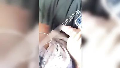 تمص زب خطيبها في السيارة ويجيبهم بسرعة سكس مصري