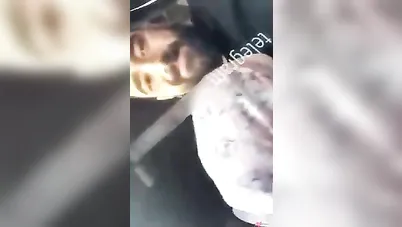 تمص زب خطيبها في السيارة ويجيبهم بسرعة سكس مصري