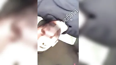 تمص زب خطيبها في السيارة ويجيبهم بسرعة سكس مصري