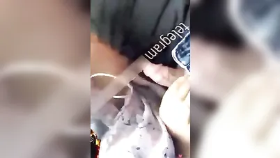 تمص زب خطيبها في السيارة ويجيبهم بسرعة سكس مصري