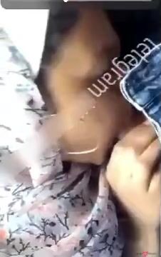 تمص زب خطيبها في السيارة ويجيبهم بسرعة سكس مصري