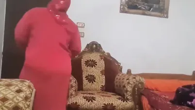 جوزها يمشي عالشغل وتجيب عشيقها الشقة سكس مصري