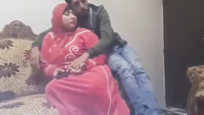 جوزها يمشي عالشغل وتجيب عشيقها الشقة سكس مصري