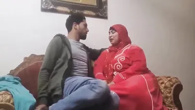جوزها يمشي عالشغل وتجيب عشيقها الشقة سكس مصري