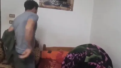 جوزها يمشي عالشغل وتجيب عشيقها الشقة سكس مصري