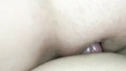 تفرك كسها المبتل على زبه حتى يقذف سكس اجنبي