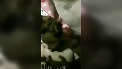 ديوث يصور مراته وهي بتمص زبه وزب صاحبه سكس مصري xnxx