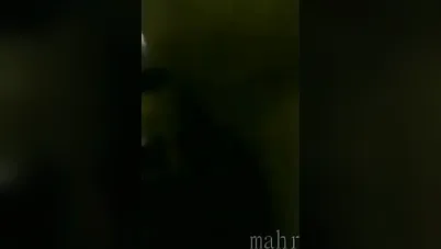 ديوث يصور مراته وهي بتمص زبه وزب صاحبه سكس مصري xnxx