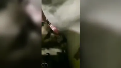 ديوث يصور مراته وهي بتمص زبه وزب صاحبه سكس مصري xnxx