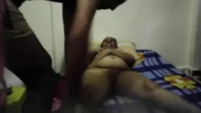 يعملها مساج ويركب فوقيها ينيكها سكس مصري xnxx