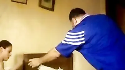 سكس مصري جايب شرموطة الشقة يفشخها نيك xnxx