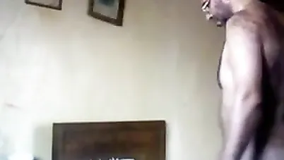 سكس مصري جايب شرموطة الشقة يفشخها نيك xnxx