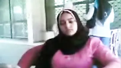 بنت محجبة في الجامعة تصور فيلم سكس مع صاحبها سكس مصري