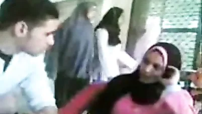 بنت محجبة في الجامعة تصور فيلم سكس مع صاحبها سكس مصري