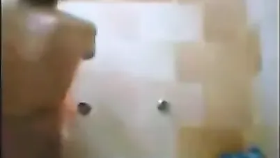 مصري يزنق اخته المربربة وينيكها واهله برا البيت سكس محارم مصري xnxx