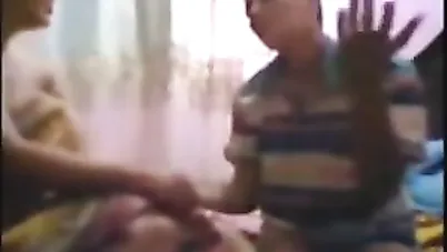 مصري يزنق اخته المربربة وينيكها واهله برا البيت سكس محارم مصري xnxx