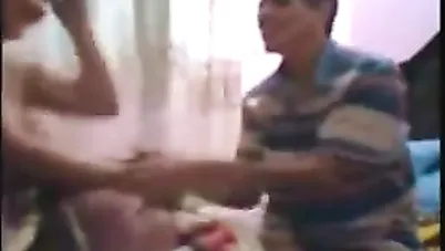 مصري يزنق اخته المربربة وينيكها واهله برا البيت سكس محارم مصري xnxx