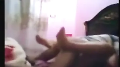 مصري يزنق اخته المربربة وينيكها واهله برا البيت سكس محارم مصري xnxx