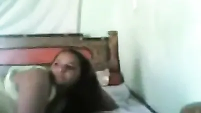مصري ومراته يلعبو لعبة سكس على السرير سكس مصري xnxx