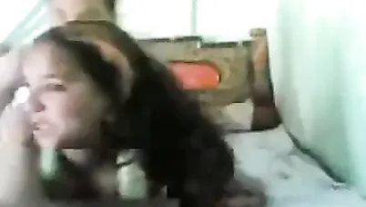 مصري ومراته يلعبو لعبة سكس على السرير سكس مصري xnxx
