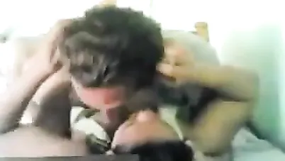 مصري ومراته يلعبو لعبة سكس على السرير سكس مصري xnxx