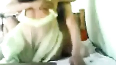 مصري ومراته يلعبو لعبة سكس على السرير سكس مصري xnxx
