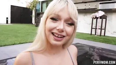 سكس امهات - الاسترخاء مع امي في المسبح - سكس مترجم xnxx mom