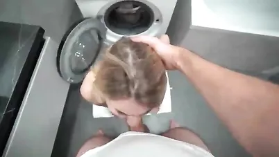 سكس مترجم ينيك امه وهي محشورة داخل الغسارة - سكس امهات xnxx