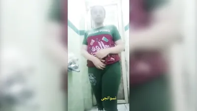 شرموطة تدخل الحمام وتعرض جسمها لحبيبها الهيجان سكس نودز مصري