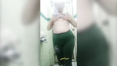 شرموطة تدخل الحمام وتعرض جسمها لحبيبها الهيجان سكس نودز مصري