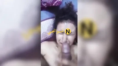 واد فاجر زانق صاحبته على السرير يفشخها ويجيبهم على وشها سكس مصري xnxx