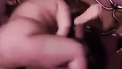 نيك مصري في وضع غريب تمسك زبه وتدخله في كسها وهي فوقه سكس مصري
