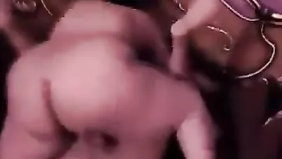 نيك مصري في وضع غريب تمسك زبه وتدخله في كسها وهي فوقه سكس مصري